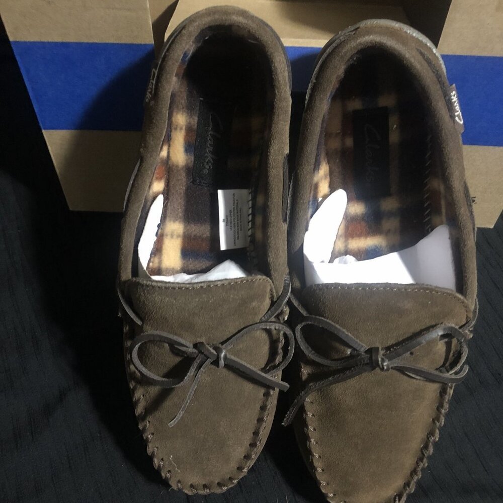 Clarks Men’s Genuine Suede Plaid Lined Moccasin Slippers Shoes Brown, Size 8